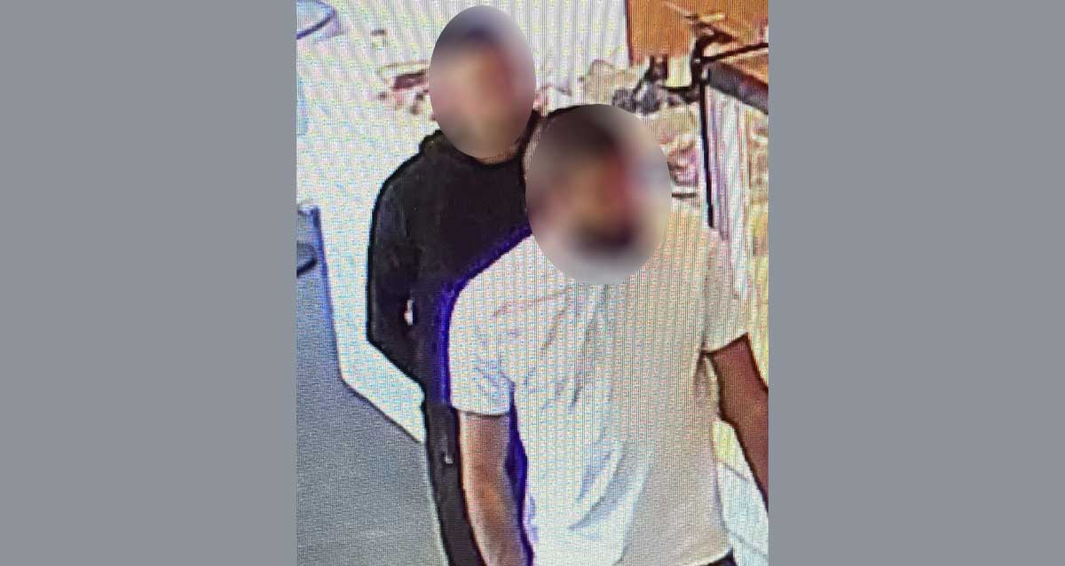 שני גברים מטושטשי פנים צועדים במרכז נינא