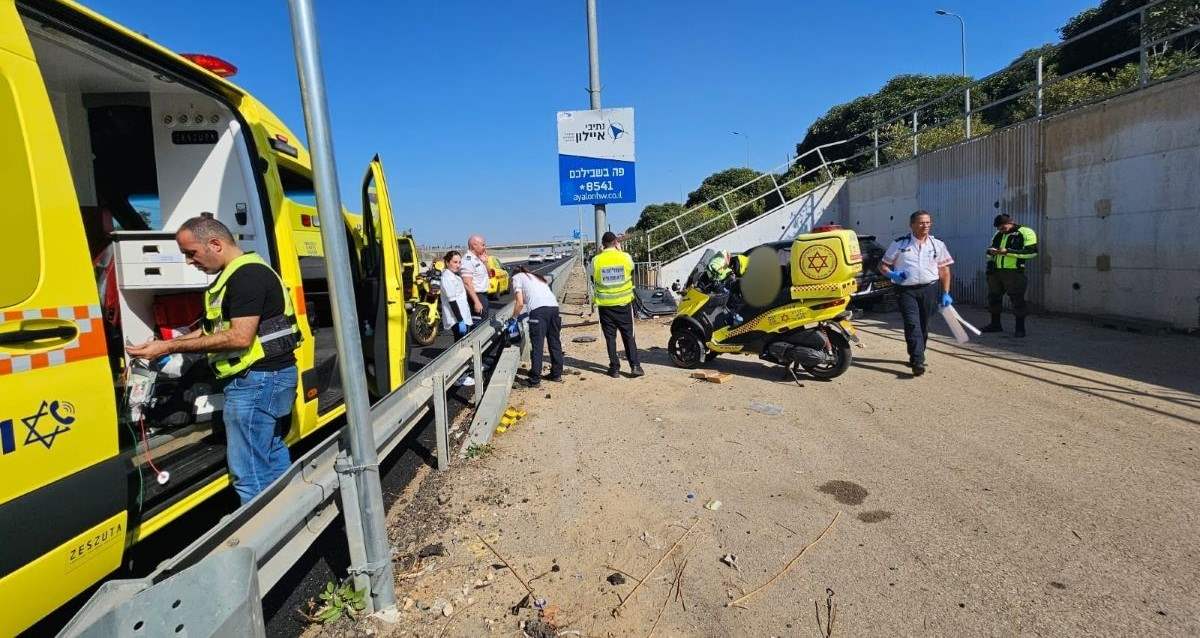 זירת התאונה ליד מחלף כפר שמריהו. צילום: תיעוד מבצעי מד"א