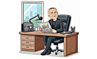 יהודה בן עזרא קורא עיתון במשרד ליד השולחן. איור AI: שמואל אליעז