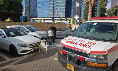 תאונת דרכים ברחוב התדהר ברעננה. מכוניות חונות ואמבולנס לפניהן. כסא פלסטיק לפני אחד הרכבים החונים.