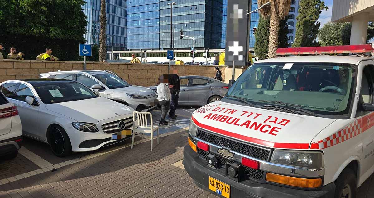 תאונת דרכים ברחוב התדהר ברעננה. מכוניות חונות ואמבולנס לפניהן. כסא פלסטיק לפני אחד הרכבים החונים.