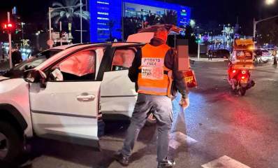 תאונה בצומת קניון שרונים. פראמדיק של איחוד הצלה ליד אחת המכוניות המעורבות בתאונה. ולימינו אופנוע של איחוד הצלה.