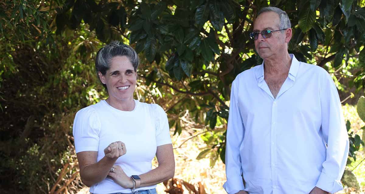 ענת לין עם יצחק רוכברגר. צילום פלג גוף עליון. ברקע עצים.