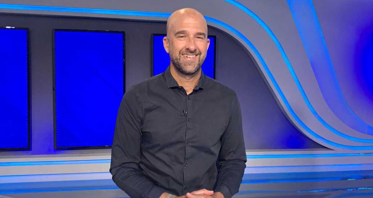 פלג גוף עליון של אבי זיתן באולפן טלוויזיה