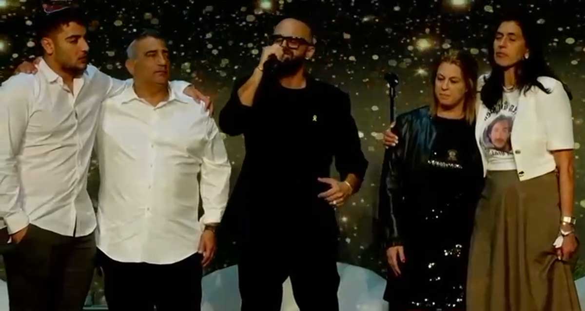 אברהם טל שר לשלי שם טוב. כשלצידו על הבמה: שלי - אמו של עומר שם טוב החטוף בעזה, עמיחי ורוית רסלר - ההורים של סמ"ר דביר חיים רסלר, שנפל ב- 7.10, ומשה ואיתן מורנו - אביו ואחיו של רס״ר (מיל') איתי שלמה מורנו, שנפל ב- 11.10. משה הוא גם אחיו של גיבור ישראל, סא"ל עמנואל מורנו