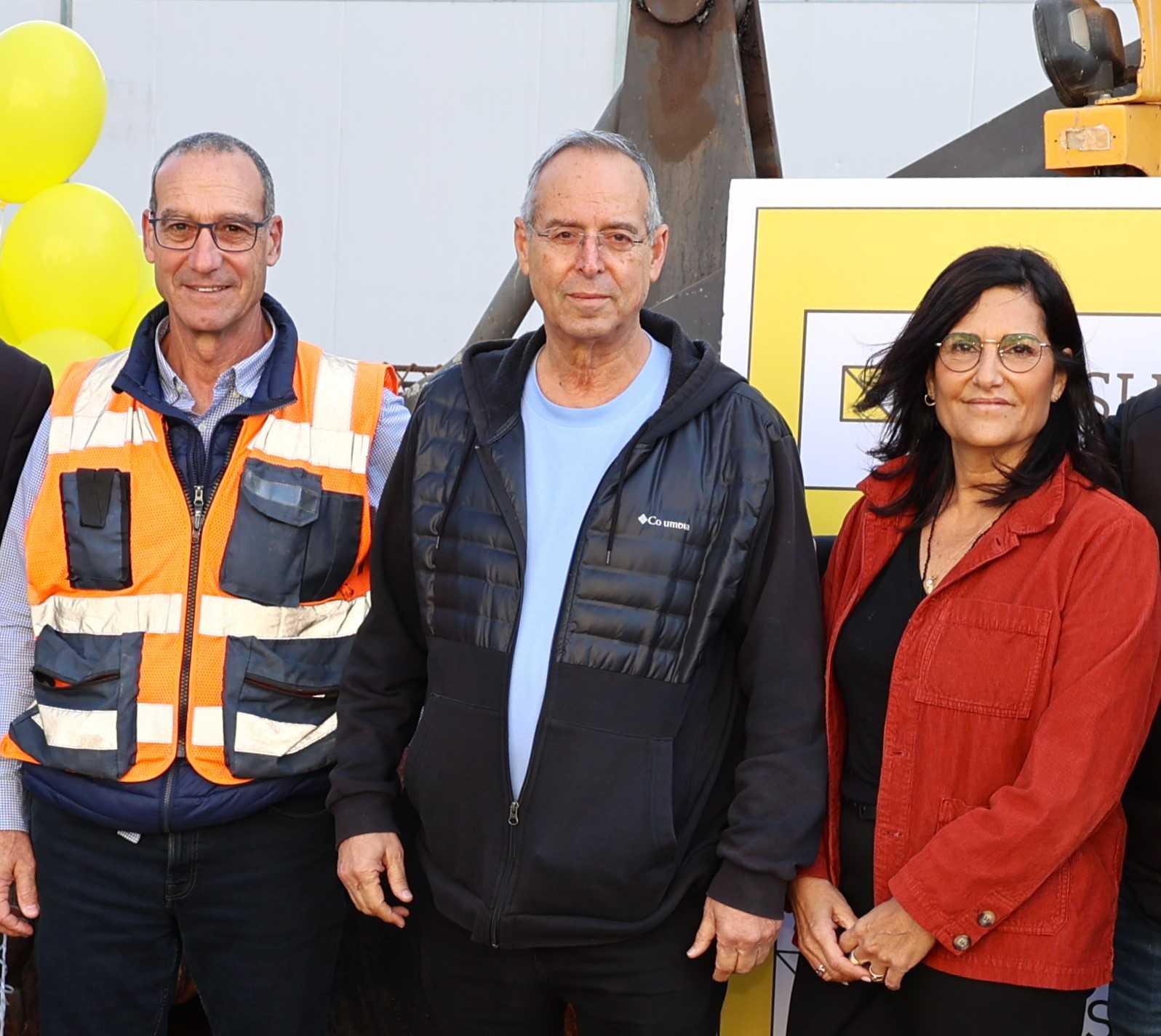  ראש העיר רמת השרון יצחק רוכברגר, יחד עם בעלי קבוצת BROSH - אילת גונן ברוש וניר ברוש. צילום: רפי דלויה