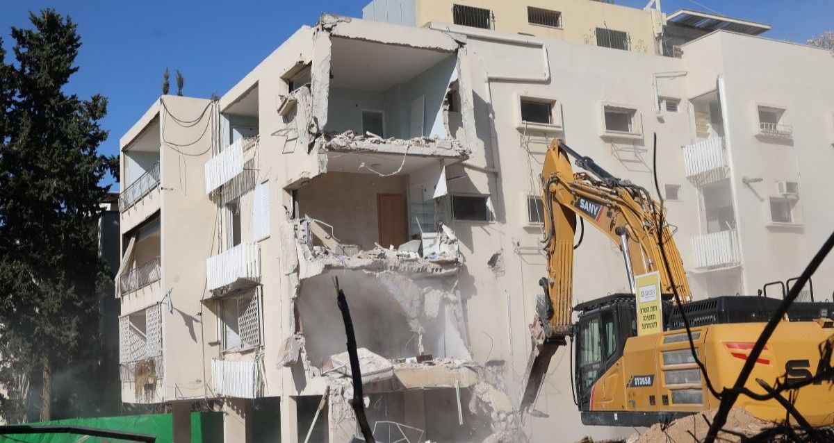 הריסת הבניין בביאליק 38. צילום: רפי דלויה