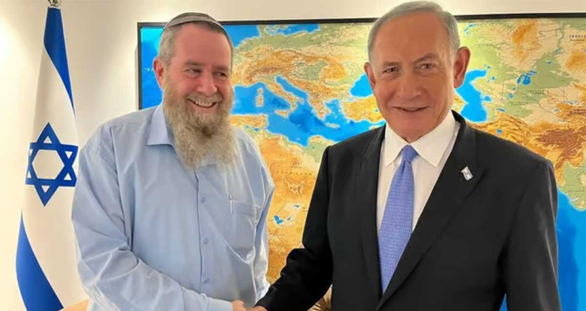 סגן השר ויו"ר מפלגת נעם, אבי מעוז עם ראש הממשלה, בנימין נתניהו. מאחוריהם דגל ישראל ומפת אירופה, המזרח התיכון ואפריקה