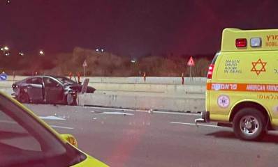 רכב מרוסק על גדר הפרדה בצומת גלילות. לידו אמבולנסים