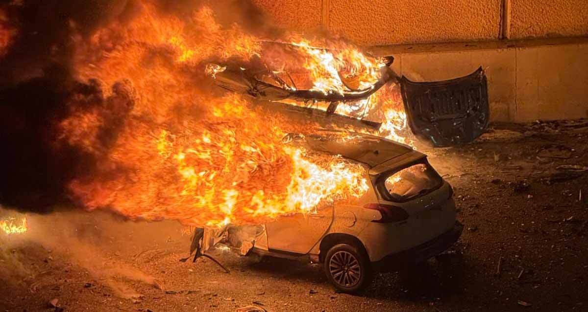 רכבים אחוזים באש כתוצאה מתאונה בכביש 5 ליד מחלף הכפר הירו