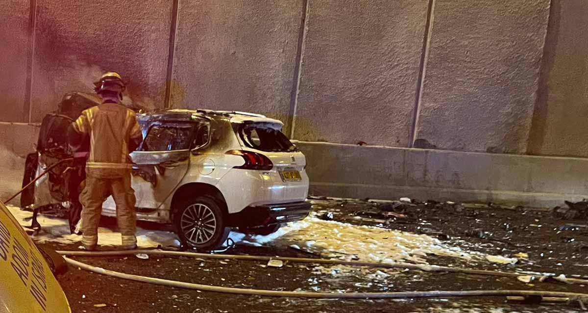 כבאים מכבים אש שאחזה ברכב שעבר תאונה על כביש 5 ליד מחלף הכפר הירוק