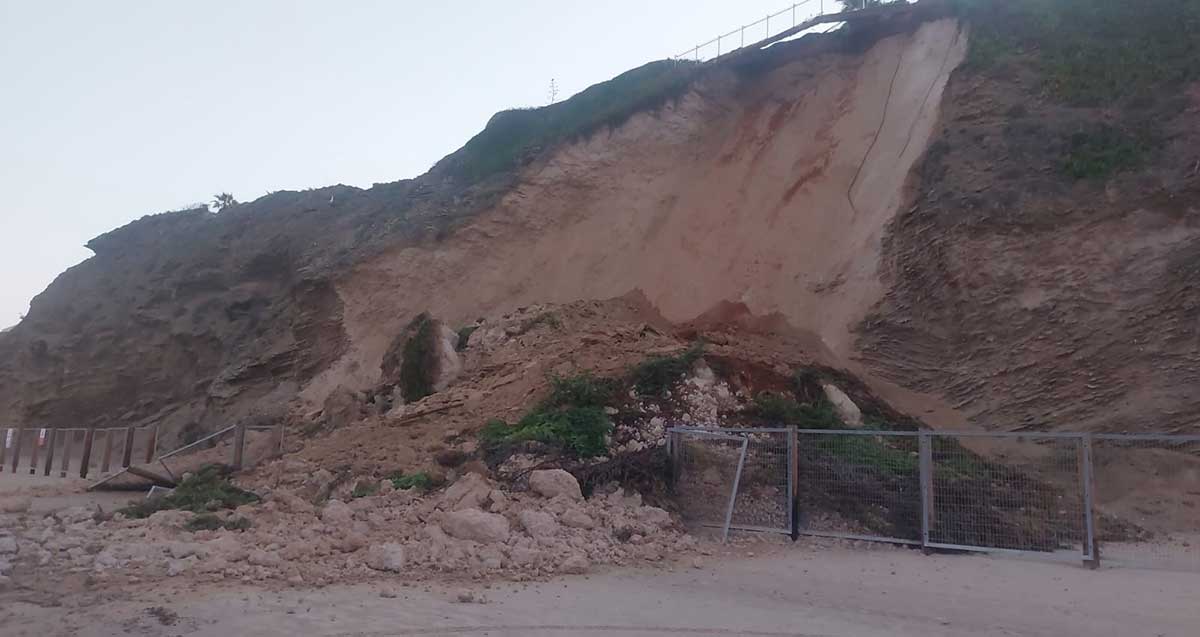 מצוק התמוטט צפונית לחוף השרון בהרצליה,