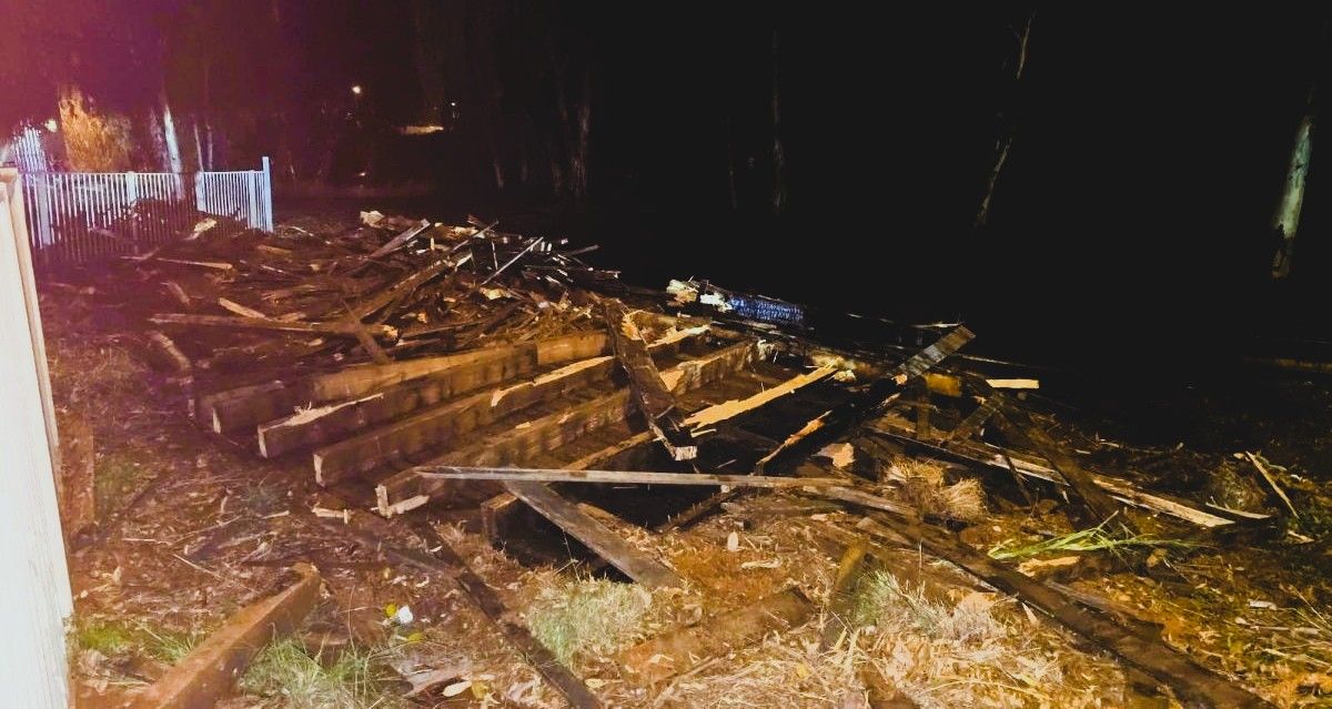 פסולת עץ שרופה שפונתה באיחור רב ממקטע פארק הרצליה, הסגור ומסוגר. שבו נמצא דק העץ. צילום: שרון אונליין