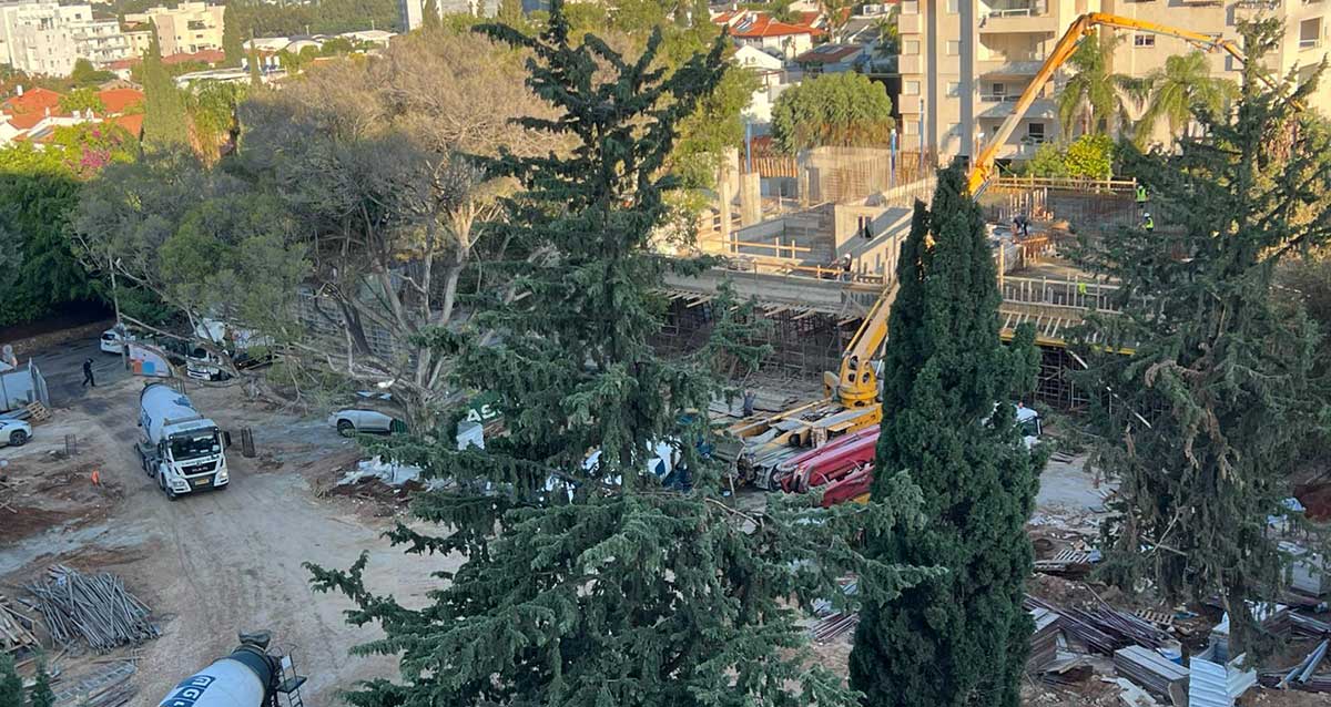 יוצקים את יסודות בית ספר הנדיב החדש בהרצליה. מנוף ומשאיות בטון