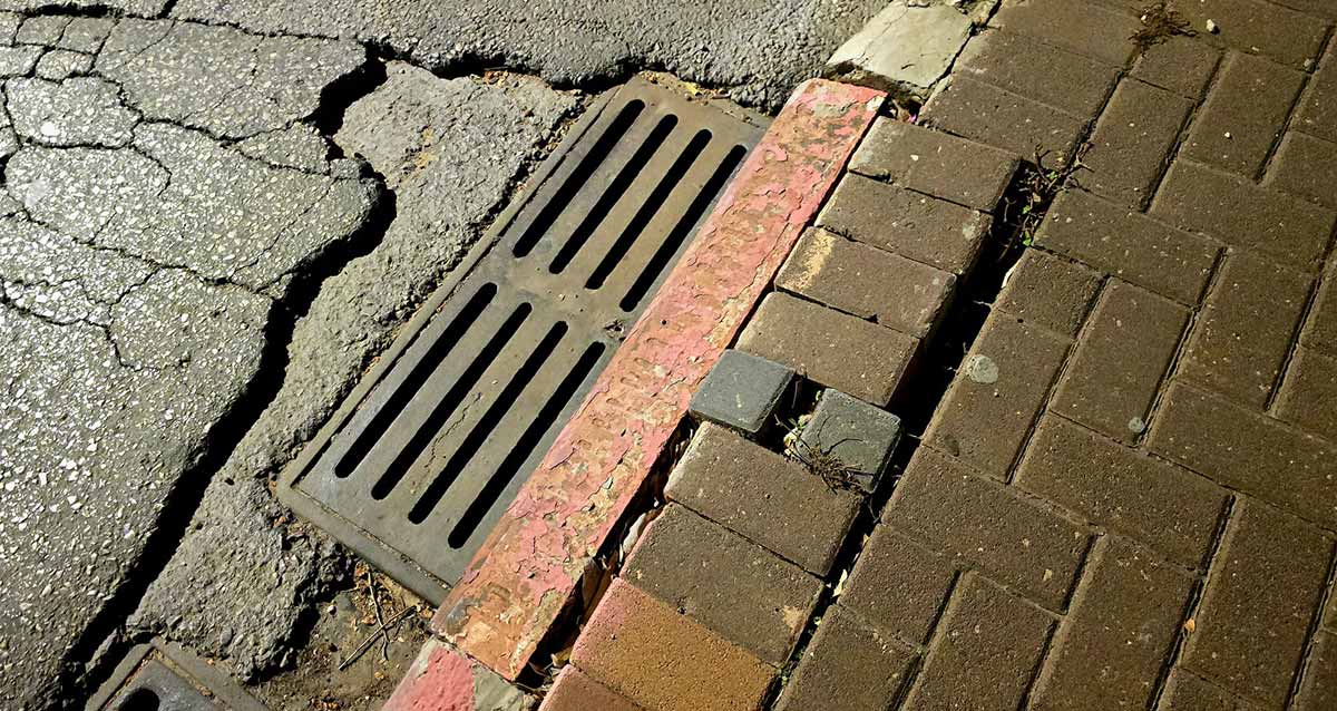 כביש ומדרכה אבן שפה ופתח ניקוז שבורים ברחוב בני בנימין פינת יהלום