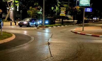 כביש משובש בכיכר הדרקון ברחוב נתן אלתרמן. מכוניות על הכביש. משמאל הכיכר.