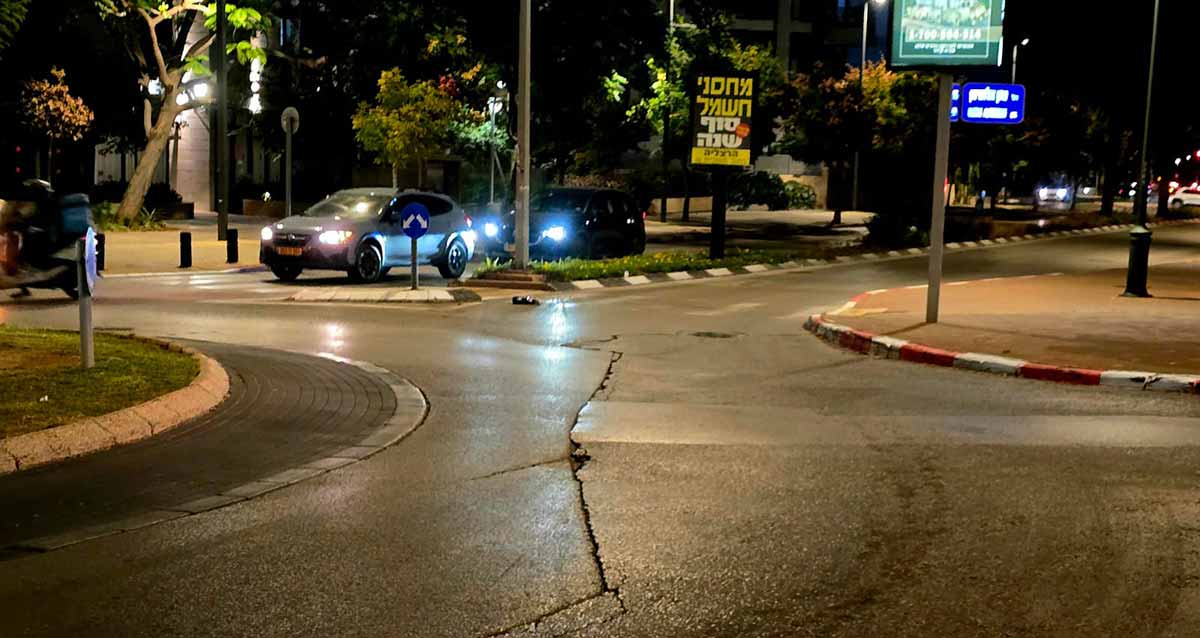 כביש משובש בכיכר הדרקון ברחוב נתן אלתרמן. מכוניות על הכביש. משמאל הכיכר.