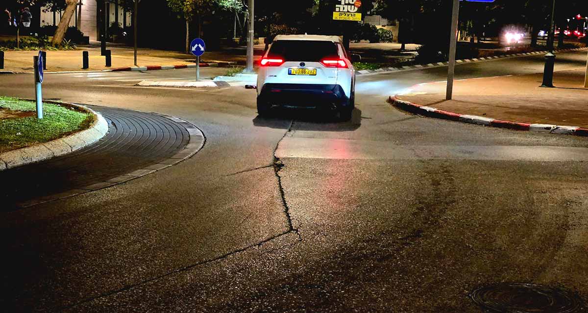 כביש משובש בכיכר הדרקון ברחוב נתן אלתרמן. מכונית על הכביש. משמאל הכיכר.