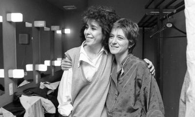 קורין אלאל וגלי עטרי בזמן הופעה בפני חיילים בתיאטרון ירושלים בשמת 1986. צילום: ארכיון דובר צה"ל