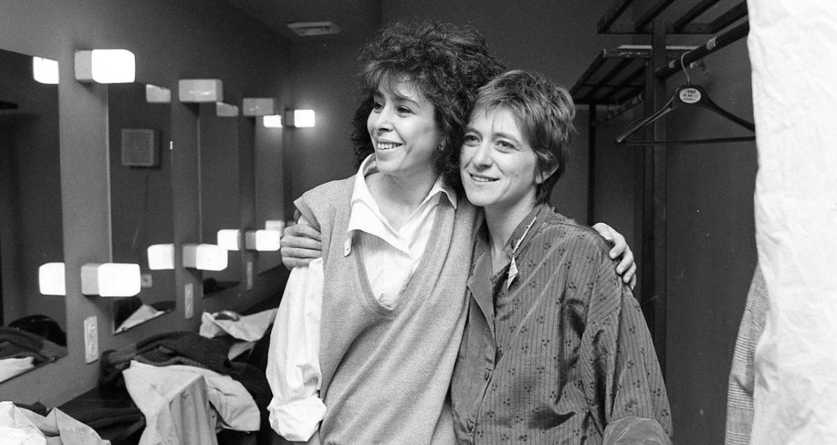 קורין אלאל וגלי עטרי בזמן הופעה בפני חיילים בתיאטרון ירושלים בשמת 1986. צילום: ארכיון דובר צה"ל