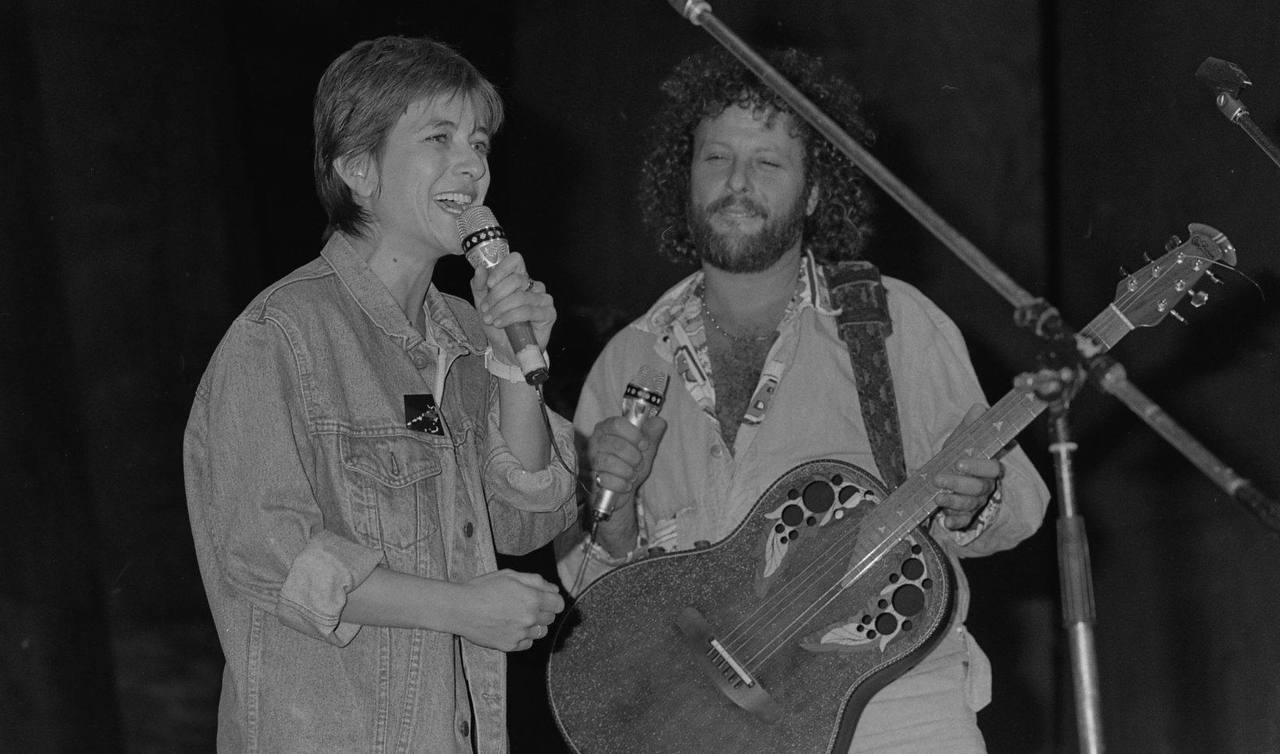 קורין אלאל עם אריק סיני על הבמה בתיאטרון ירושלים בשנת 1986, בהופעה בפני חיילים. צילום: ארכיון צה"ל