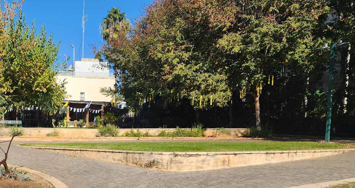 בית מלינוב. לפני הבניין גן גדול עם דשא בשני מפלסים.