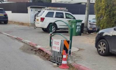 בור בפתח ניקוז על כביש צמוד למדרכה ברחוב נורדאו בהרצליה. הבור מסומן בקונוס זוהר ובמחסום