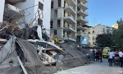 פיגומים שקרסום בניין בהקמה. ליד אמבולנס וחובשי מד"א