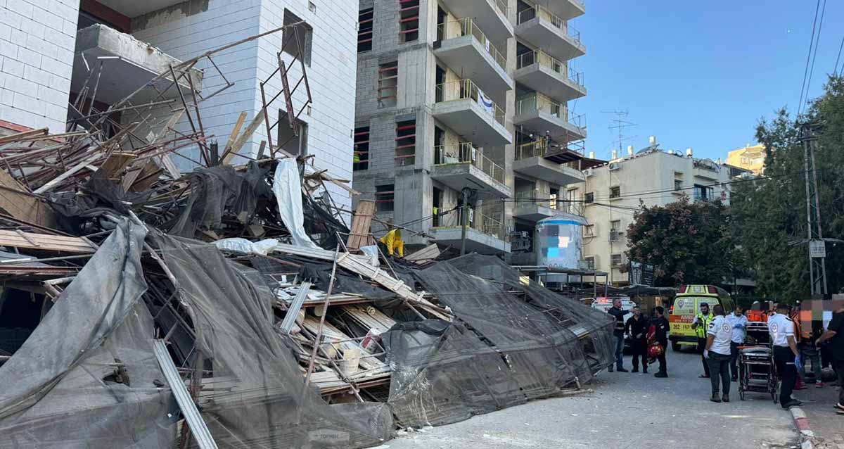 פיגומים שקרסום בניין בהקמה. ליד אמבולנס וחובשי מד"א