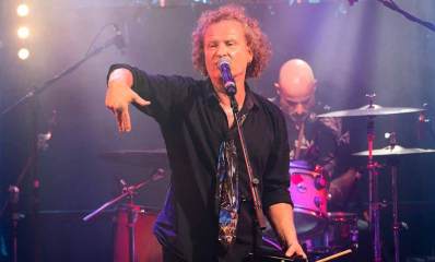 החברים של פורטרט על במה. אחד מול מיקרופון והשני מאחוריו עם תופים.