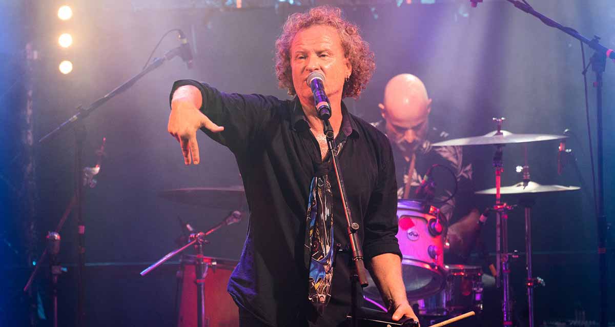 החברים של פורטרט על במה. אחד מול מיקרופון והשני מאחוריו עם תופים.