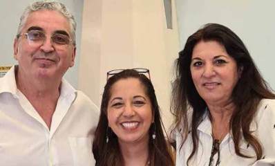 רויטל שפירא, ראש אגף חינוך ברעננה במרכז התמונה.