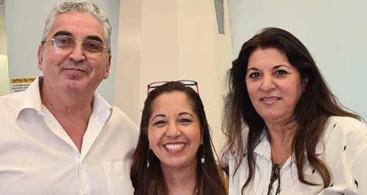 רויטל שפירא, ראש אגף חינוך ברעננה במרכז התמונה.