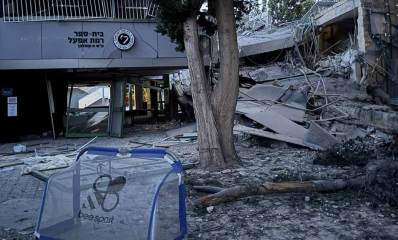 בית ספר יסודי ברמת אפעל שנפגע מרסיסי יירוט. מימין מבנה שקרס ושברים על הקרקע.