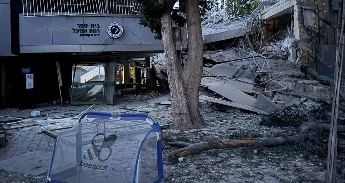 בית ספר יסודי ברמת אפעל שנפגע מרסיסי יירוט. מימין מבנה שקרס ושברים על הקרקע.