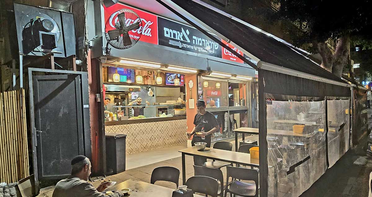 שווארמה צארום - מסעדת השווארמה עם המוכרים וקהל הלקוחות