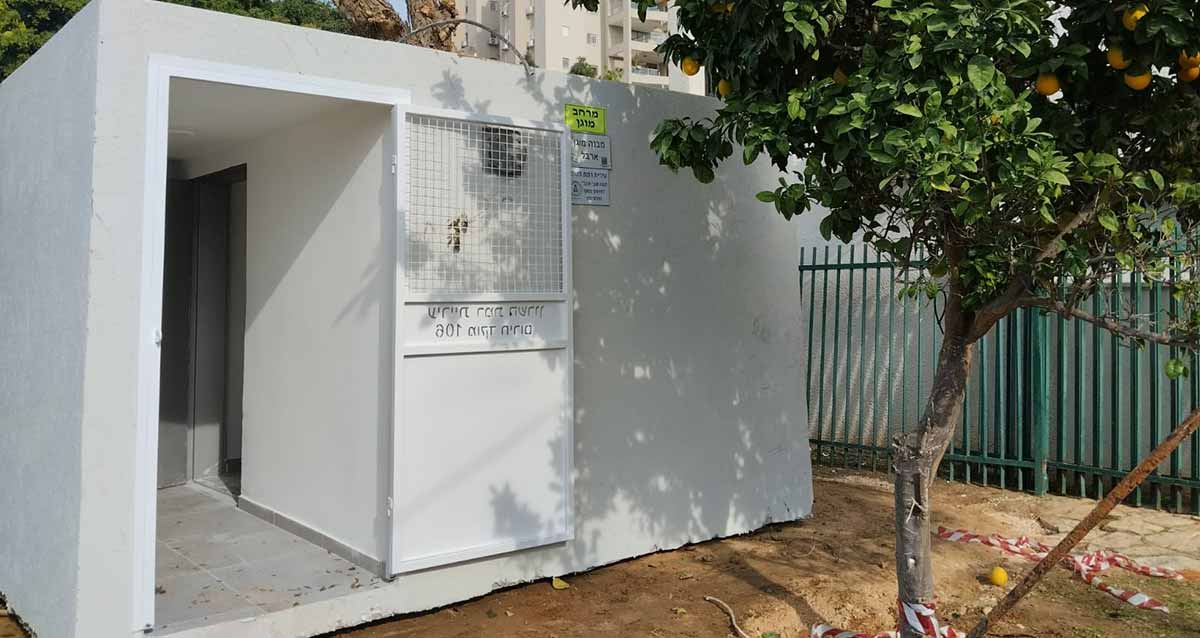 מקלט יביל. דלת פתוחה ורואים דלת פנימית שממנה נכנסים למקלט.