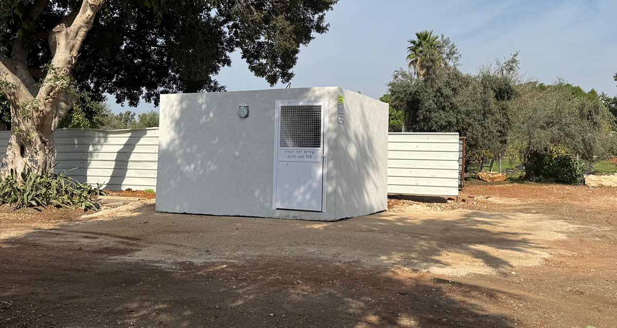 מקלט יביל. דלת סגורה ועליה הכיתוב: עיריית רמת השרון 106 מוקד חירום.