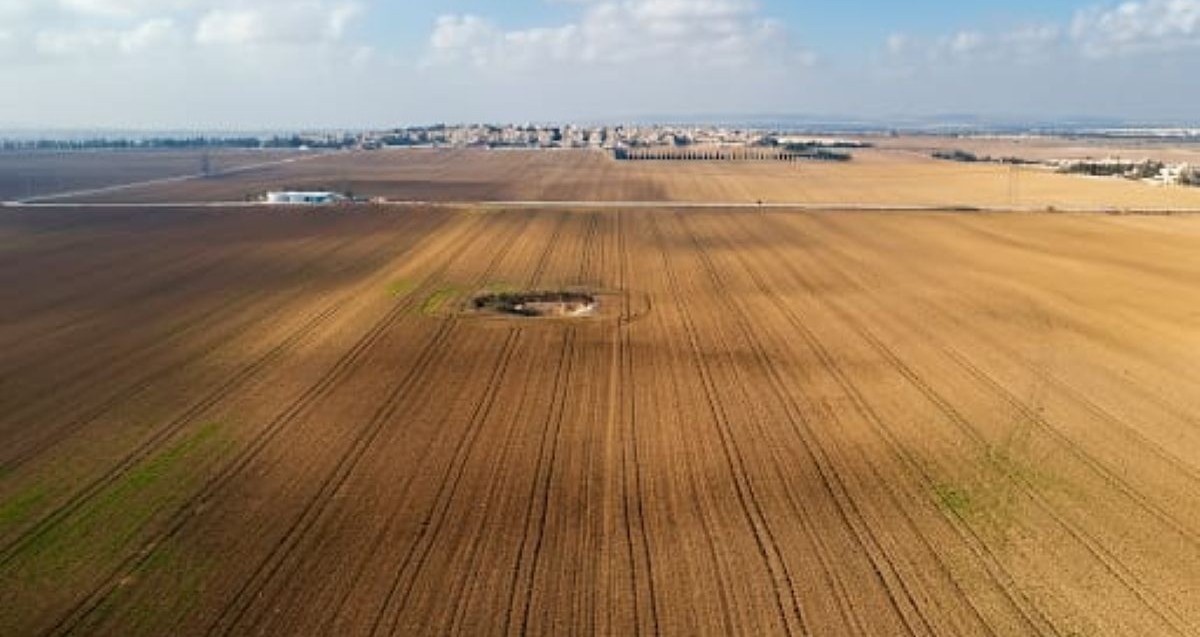 הדמיה: מגרש למכירה ממעוף הציפור. עיבוד AI - מערכת