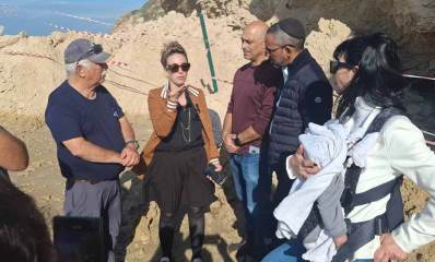 השרה לאיכות הסביבה עידית סילמן וחבר מועצת העיר הרצליה רפי קדושים בצוק הכורכר שקרס. עומדים ליד הצוק עם עוד אנשים.