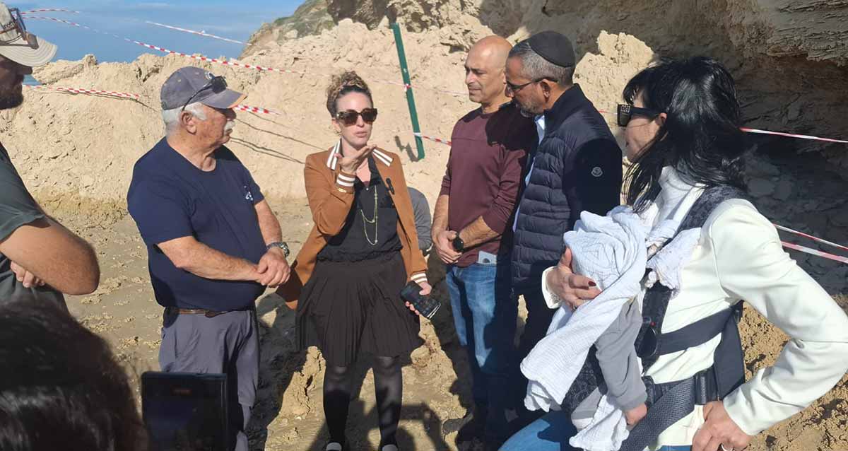 השרה לאיכות הסביבה עידית סילמן וחבר מועצת העיר הרצליה רפי קדושים בצוק הכורכר שקרס. עומדים ליד הצוק עם עוד אנשים.