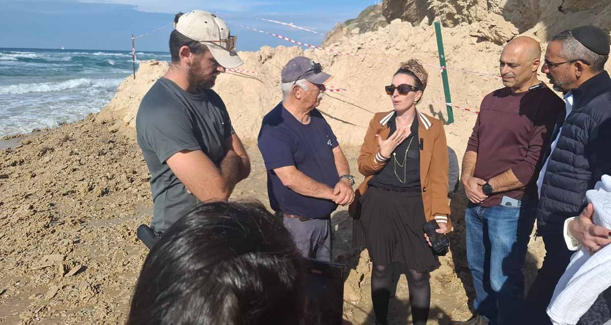 השרה לאיכות הסביבה עידית סילמן וחבר מועצת העיר הרצליה רפי קדושים בצוק הכורכר שקרס. עומדים ליד הצוק עם עוד אנשים.