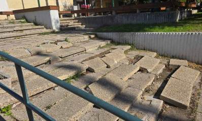 מדרגות שבורות בכניסה למתחם נינא. אבני המדרגות לא במקומן וגם חסרות אבנים. נראה כמו אחרי רעידת אדמה.