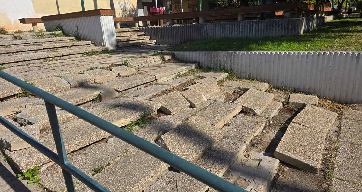 מדרגות שבורות בכניסה למתחם נינא. אבני המדרגות לא במקומן וגם חסרות אבנים. נראה כמו אחרי רעידת אדמה.