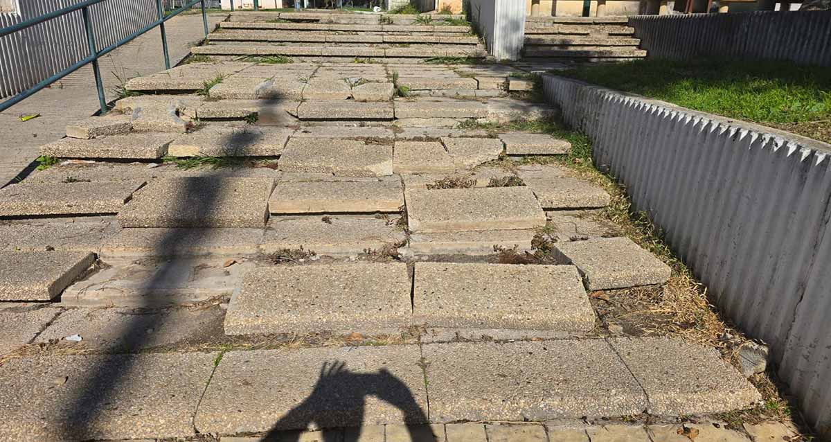 מדרגות שבורות בכניסה למתחם נינא. אבני המדרגות לא במקומן וגם חסרות אבנים. נראה כמו אחרי רעידת אדמה.