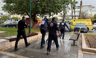 חובשי מד"א ואמבולנסים מפנים את הפצועים וההרוגה בהרצליה