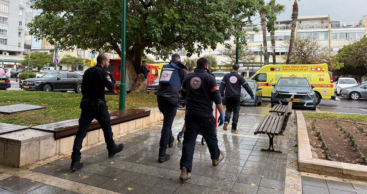 חובשי מד"א ואמבולנסים מפנים את הפצועים וההרוגה בהרצליה