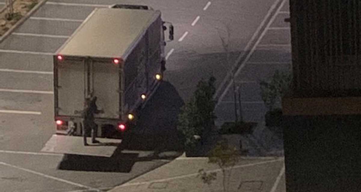 משאית פורקת סחורה בשעות הקטנות של הלילה מתחם זורבבל, הרצליה