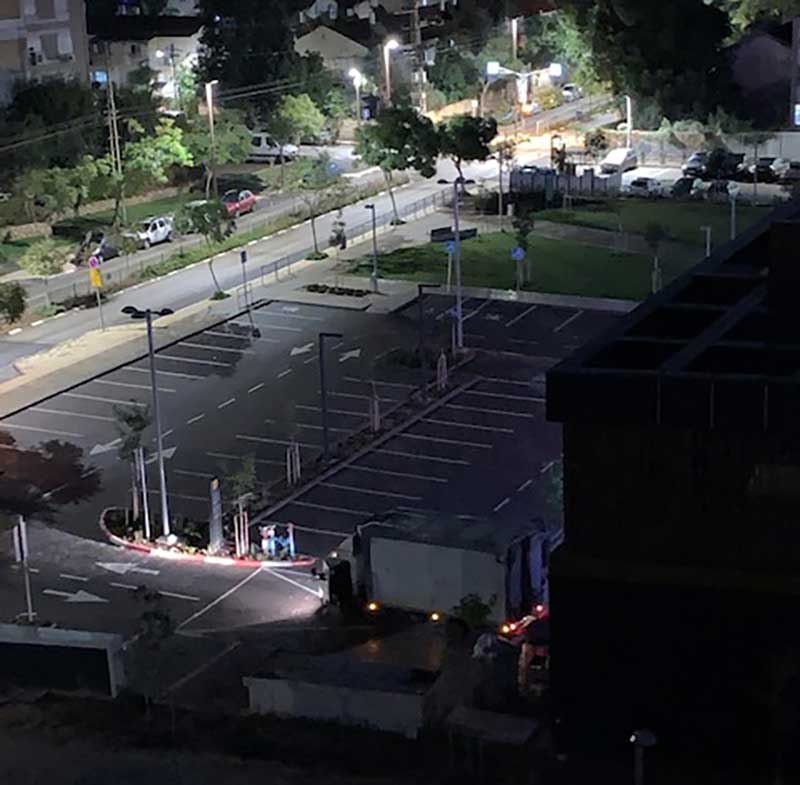 משאית פורקת סחורה בשעות הקטנות של הלילה מתחם זורבבל, הרצליה