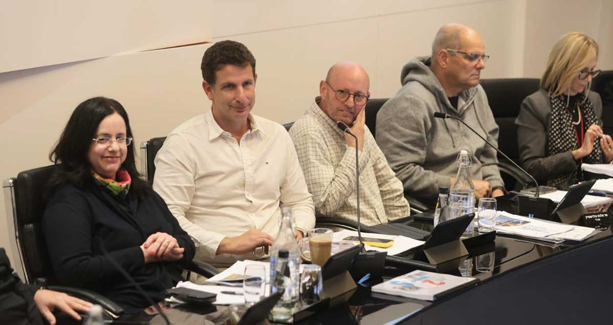 יריב פישר ראש העיר הרצליה, לידו אלכס גולדשטיין מנכ"ל העירייה וחברי מועצה נוספים בישיבת תקציב